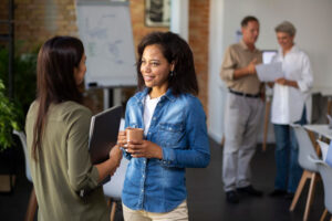 Mulheres conversando em um encontro de networking