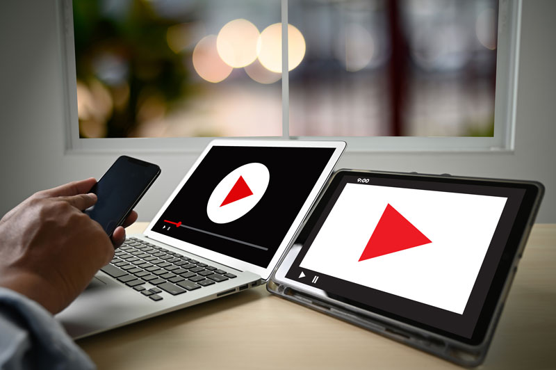 tela de um notebook e de um smartphone com o logo do youtube