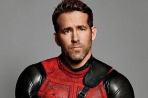 Ryan Reynolds usando o uniforme do Deadpool